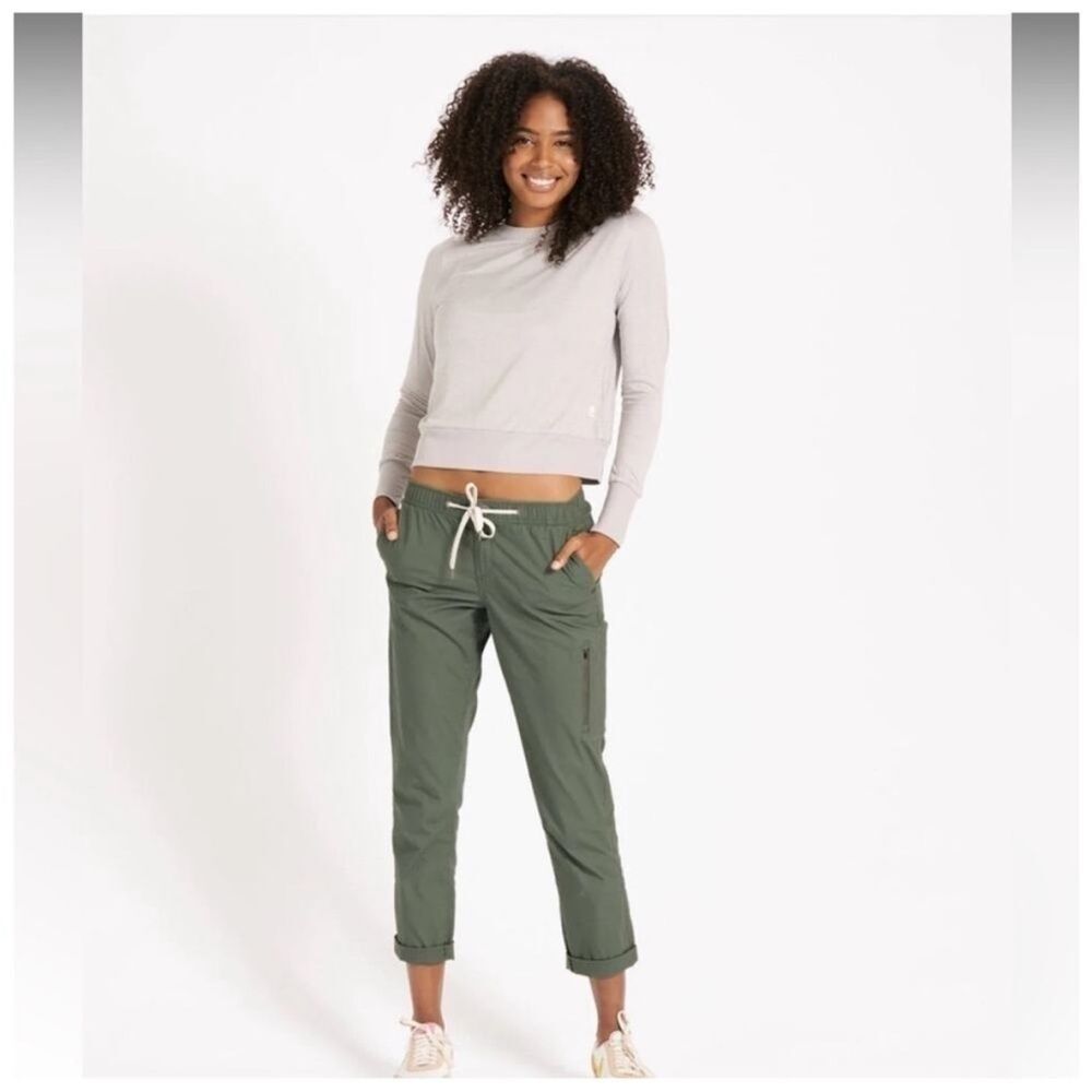 Vuori Women's Ripstop Pant in Army Green  M